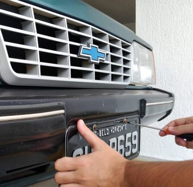 Carro com placa preta.