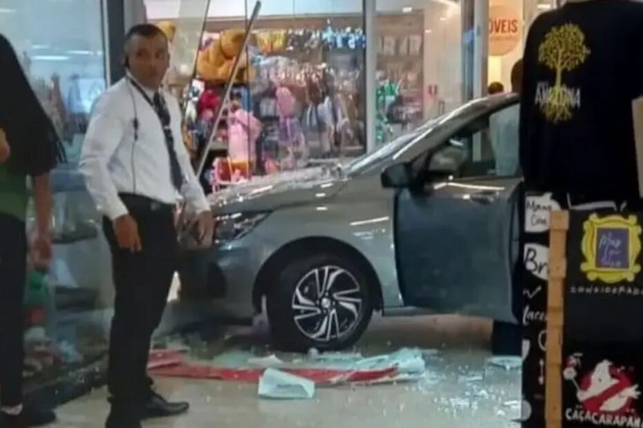Mulher liga carro de exposição e acaba invadindo loja.