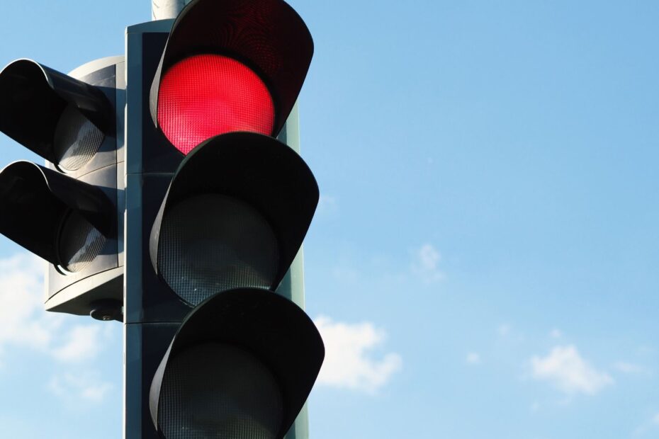 Saiba quando você pode passar no farol vermelho!