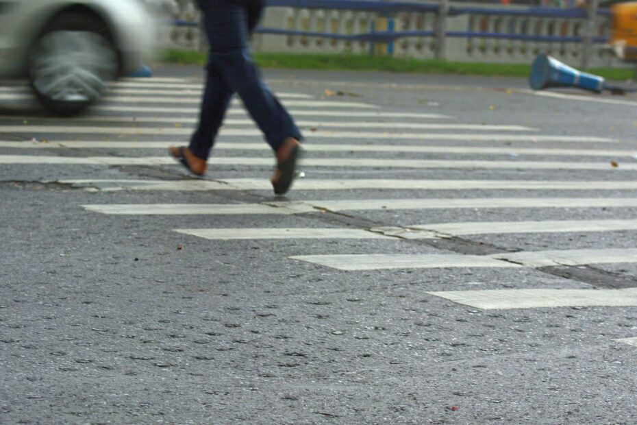 Pedestre atravessando.