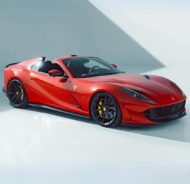 Ferrari 812 GTS parada.