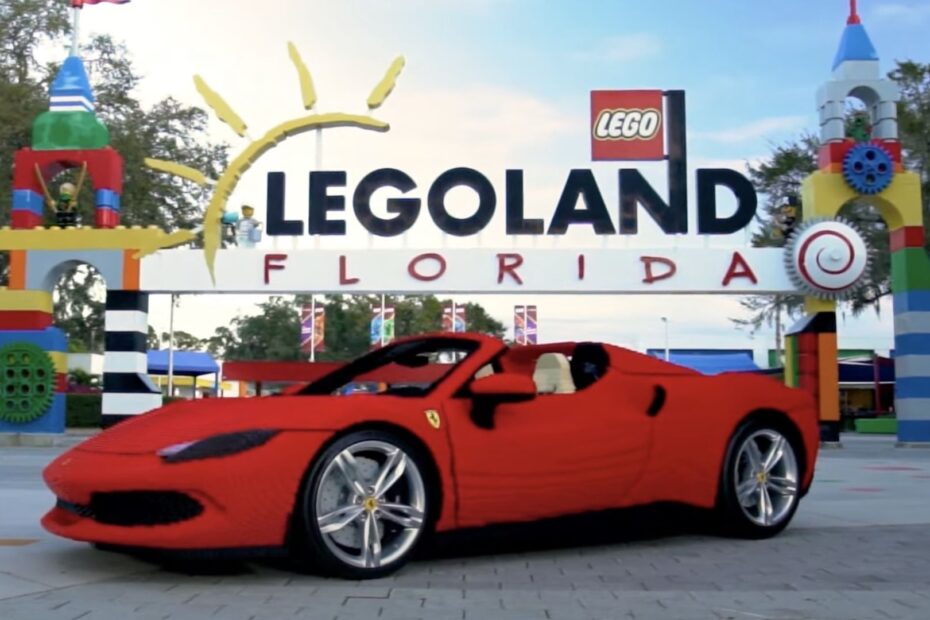 Réplica da Ferrari feito de lego.