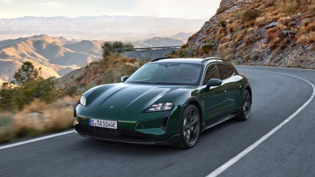 Porsche Taycan Turbo S Cross Turismo.