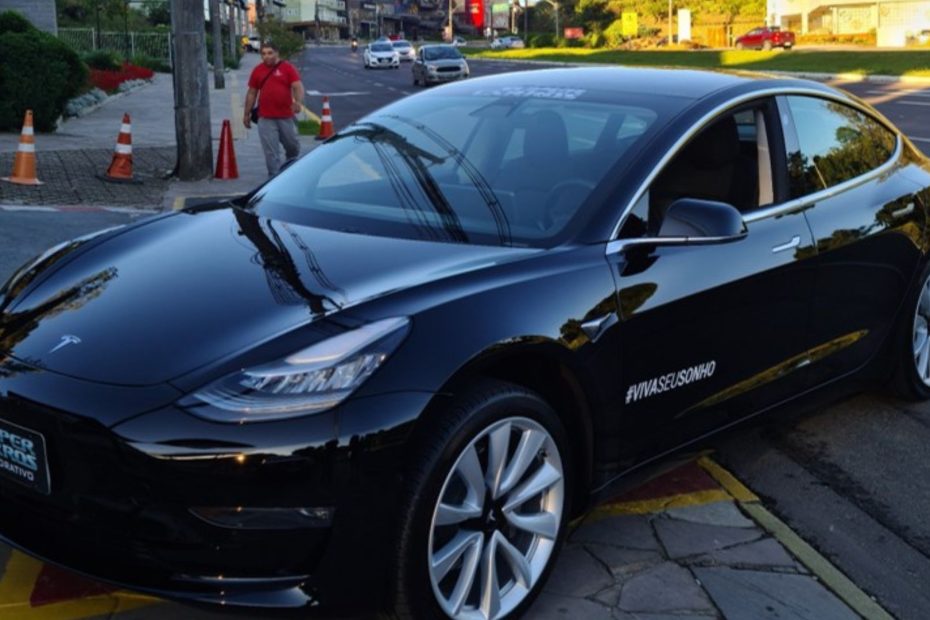 Tesla Model 3.