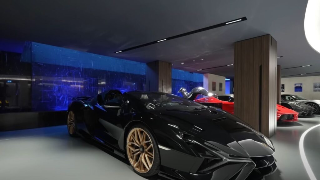 Mansão de $70 milhões tem garagem subaquática.