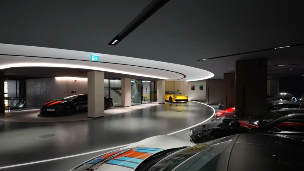 Garagem com diversos carros luxuosos.