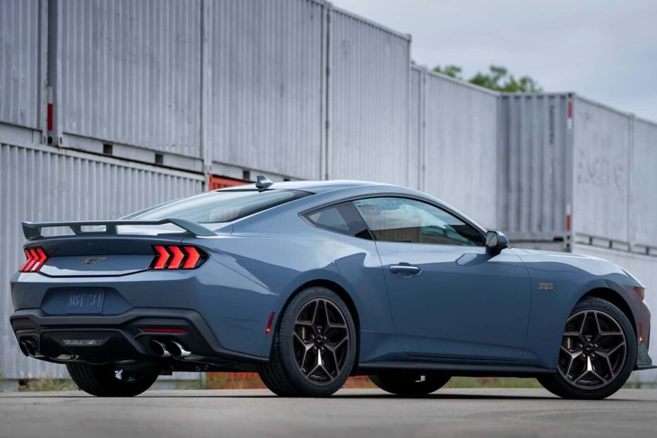 Traseira do Ford Mustang GT.