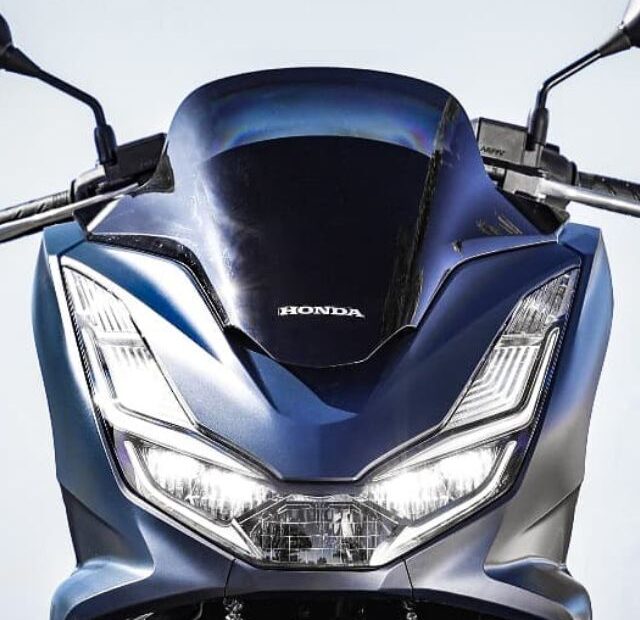 Disponível em três versões, PCX CBS, PCX ABS e PCX DLX ABS, com preços a partir de R$ 16.800 (sem frete). No entanto, seu preço de mercado, segundo a Tabela Fipe, começa em R$ 21.276.