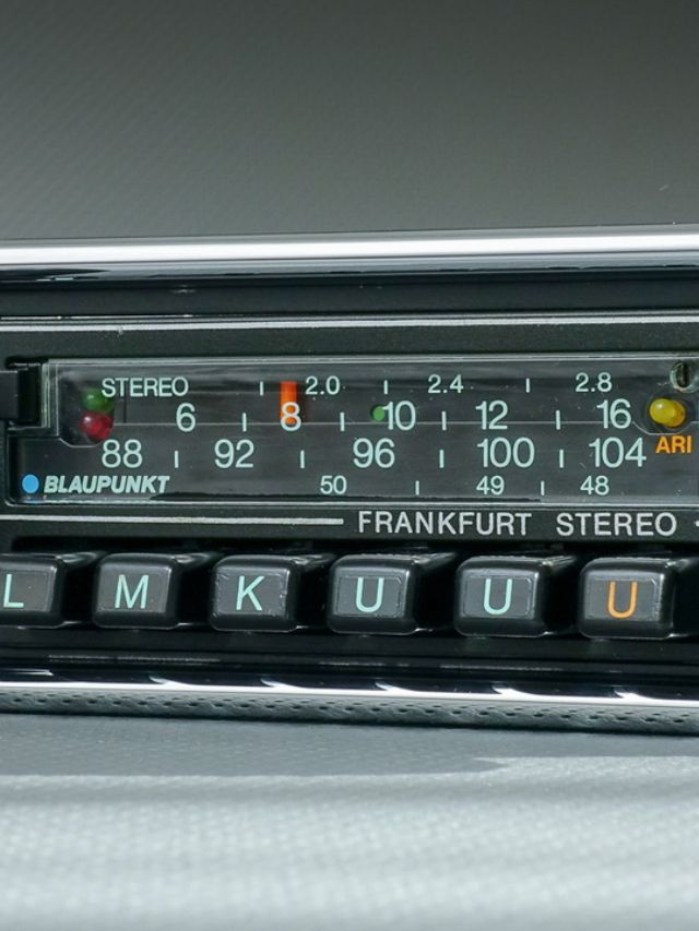 Como as pessoas ouviam música no carro no passado?
