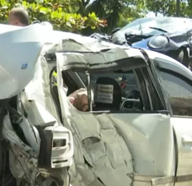 Colisão entre Porsche e Sandero.