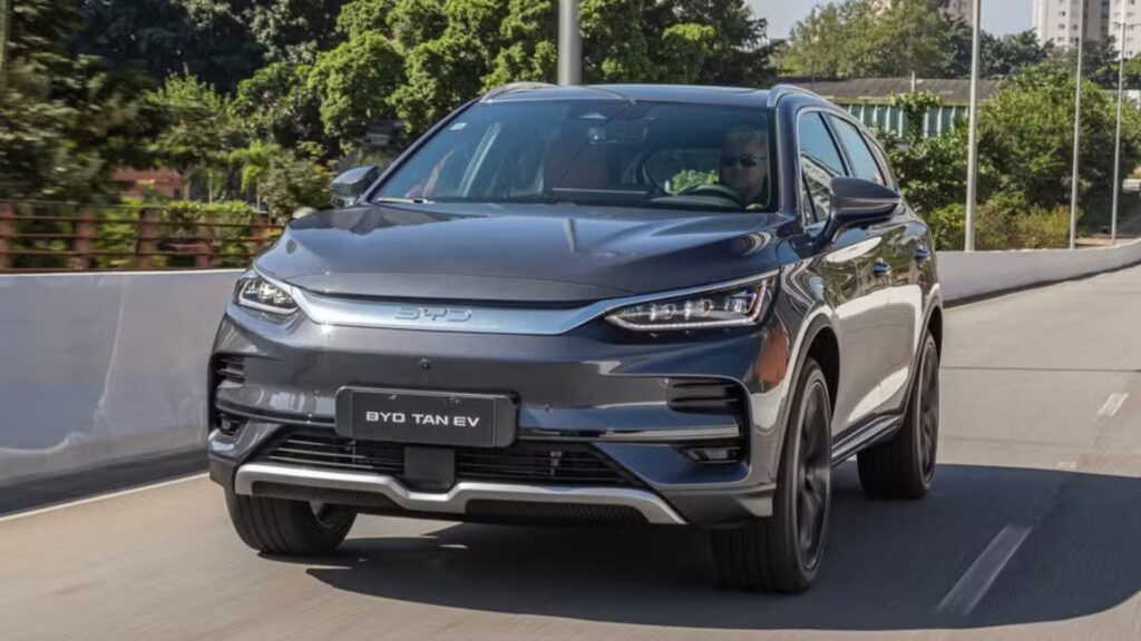 SUV elétrico de 7 lugares recebe atualizações tecnológicas, bateria maior e suspensão semi-adaptativa
