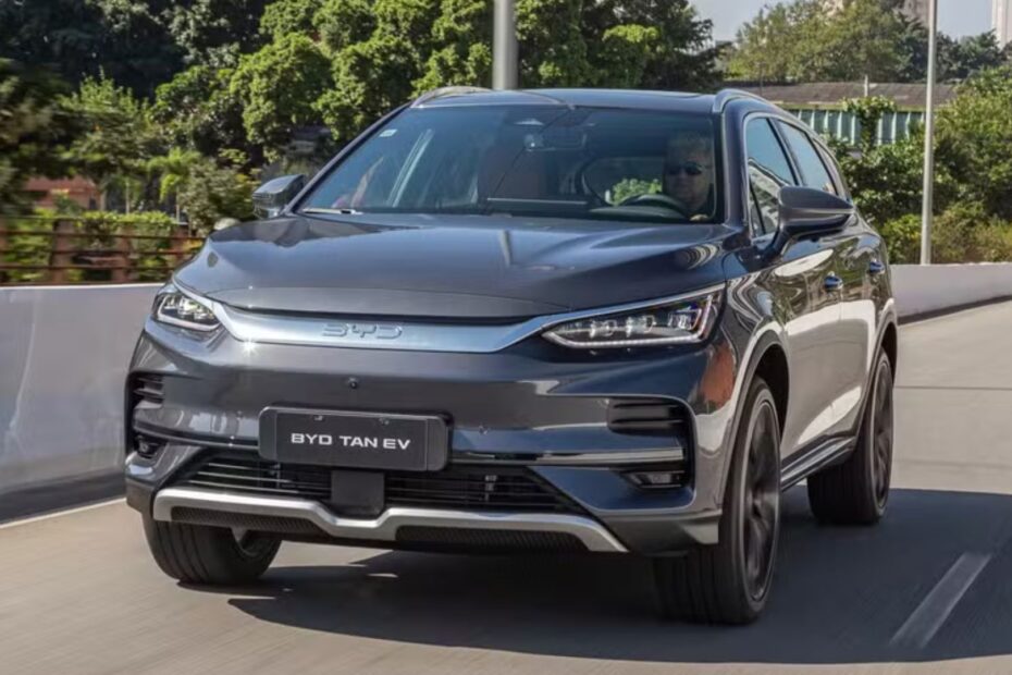 SUV elétrico de 7 lugares recebe atualizações tecnológicas, bateria maior e suspensão semi-adaptativa