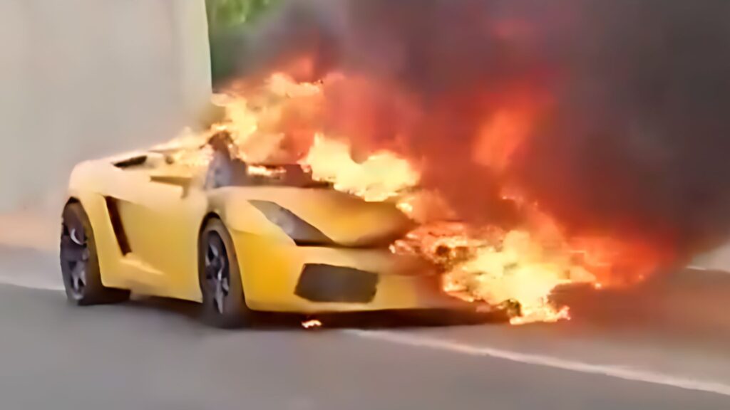 Lamborghini é incendiada em discussão.