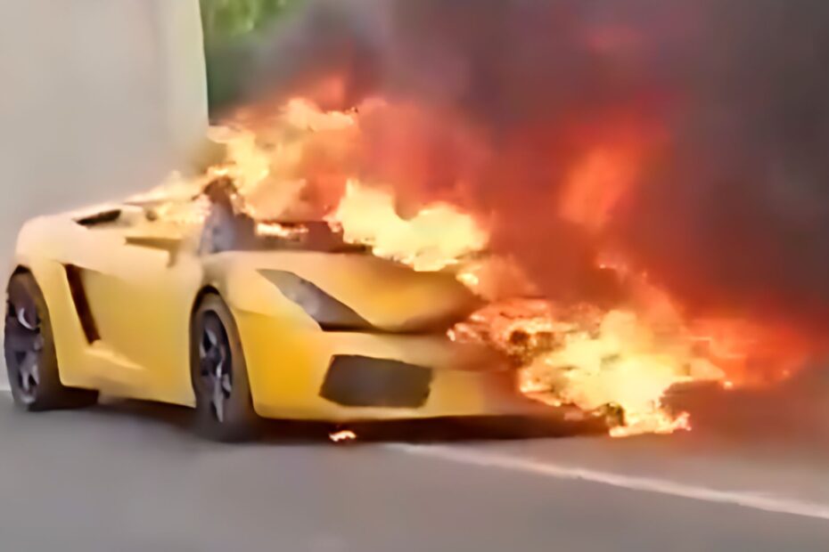 Lamborghini é incendiada em discussão.