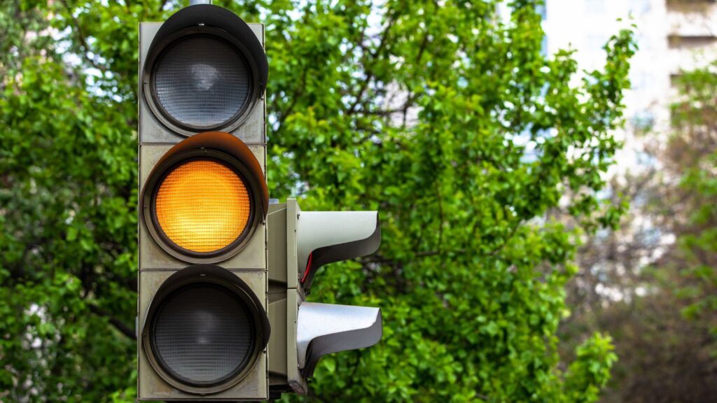 O que acontece se passar no semáforo amarelo?