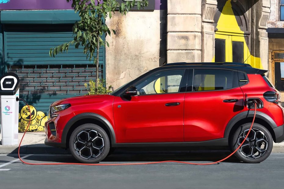 Stellantis diz que carros elétricos ainda não são a solução.