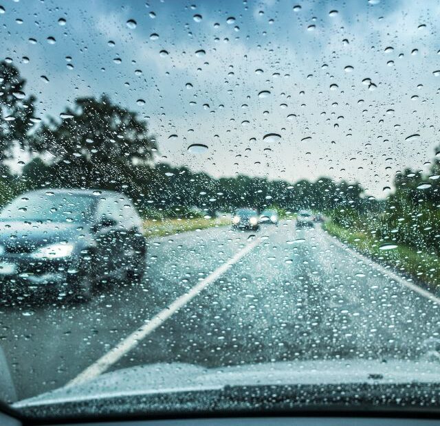 Dirigindo na chuva.