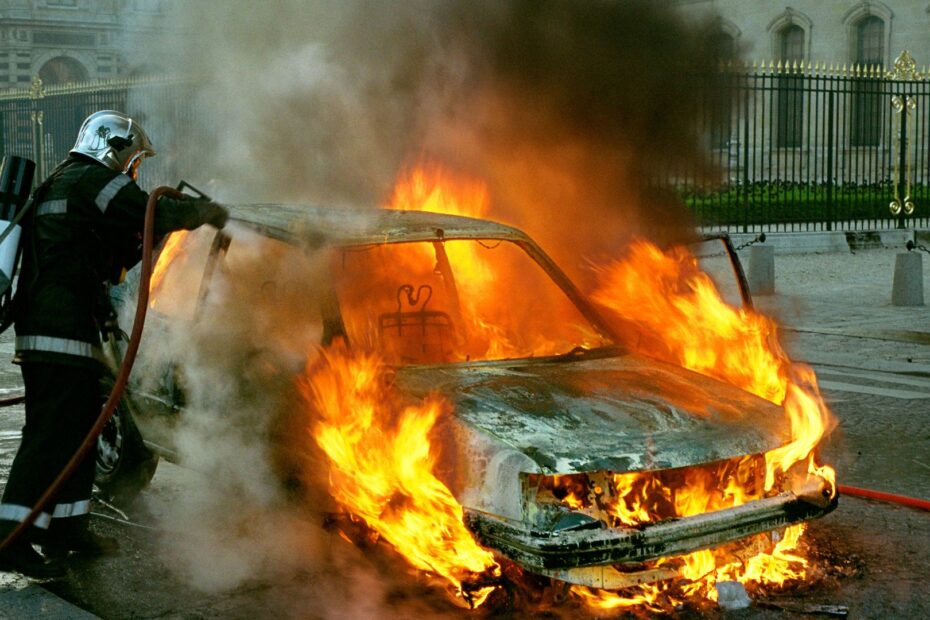 Carro pegando fogo