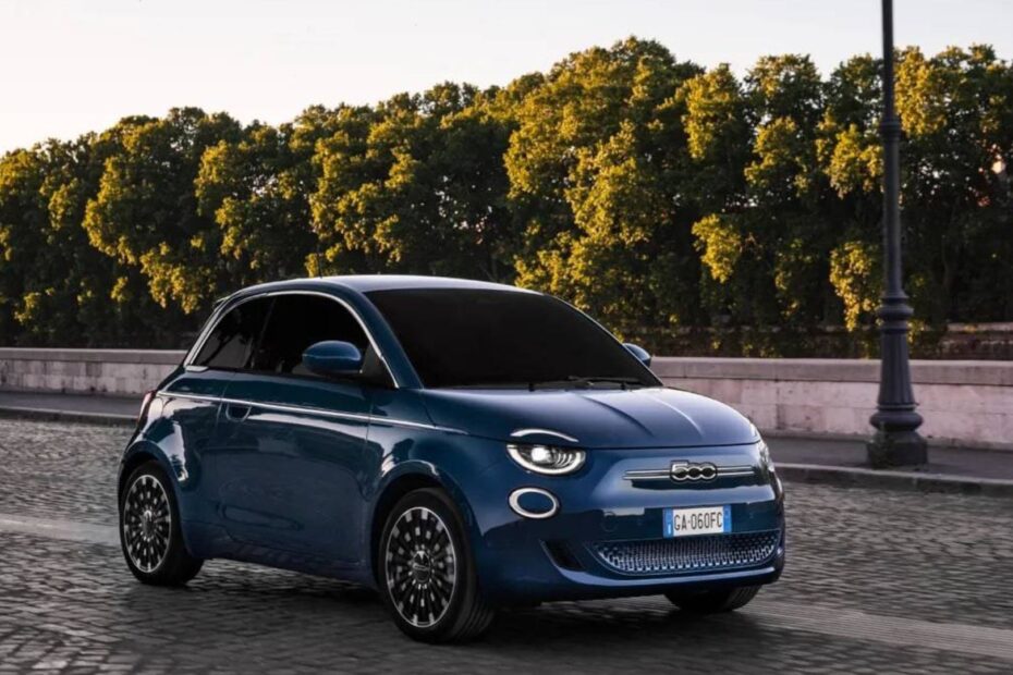 Fiat 500e 2024 azul na diagonal