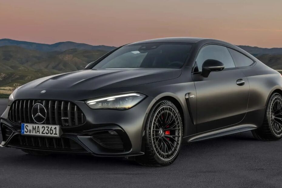 Mercedes AMG preto na diagonal