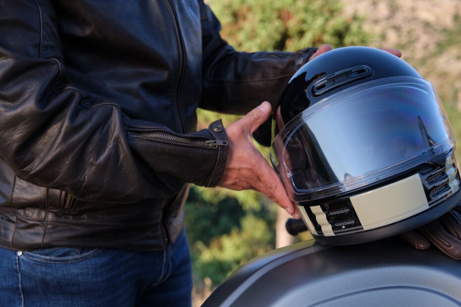 Colocando capacete