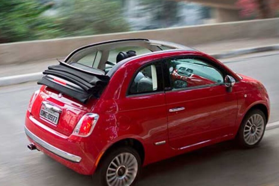 Fiat 500 Cabrio 2015 vermelho na estrada.