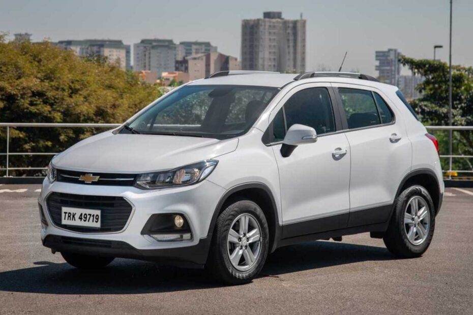 Chevrolet Tracker branco na diagonal