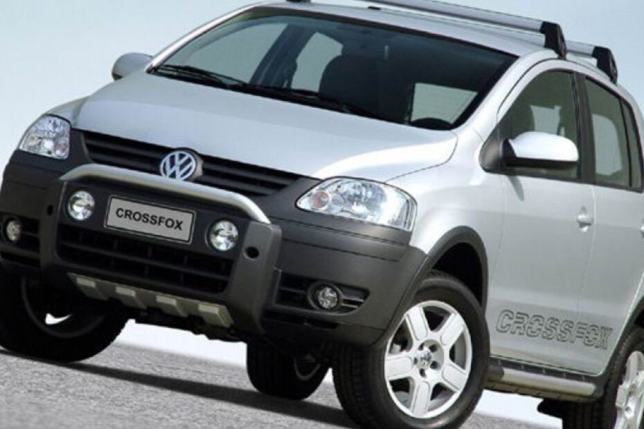 Volkswagen Crossfox prata na diagonal