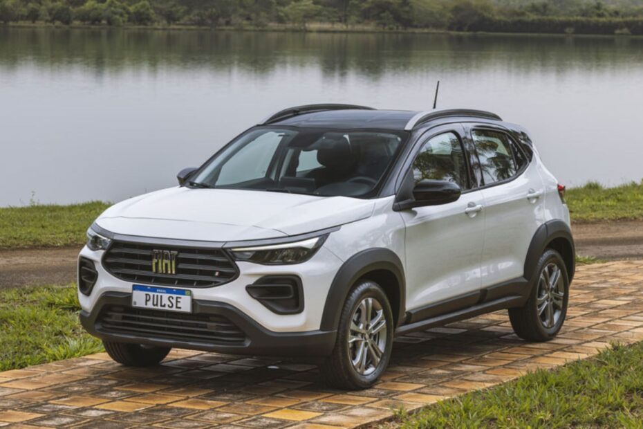 Fiat Pulse branco perto de lago