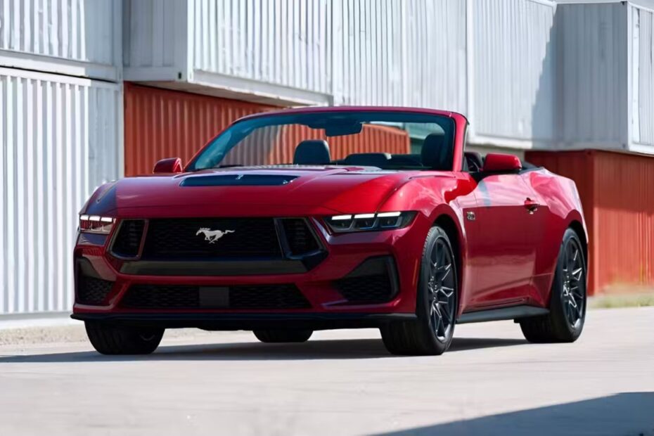 Ford Mustang GT Fastback 2024 vermelho parado