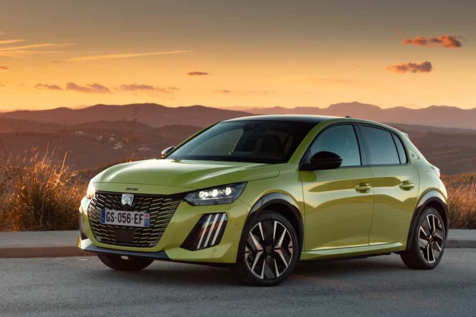 Peugeot 208 2025 verde na diagonal