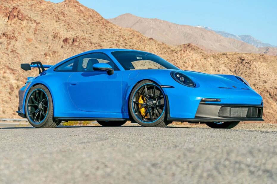 Porsche 911 GT3 2024 azul na diagonal.