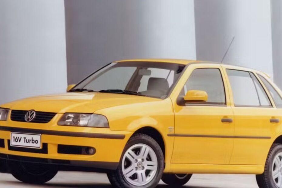 Volkswagen Gol G3 amarelo na diagonal
