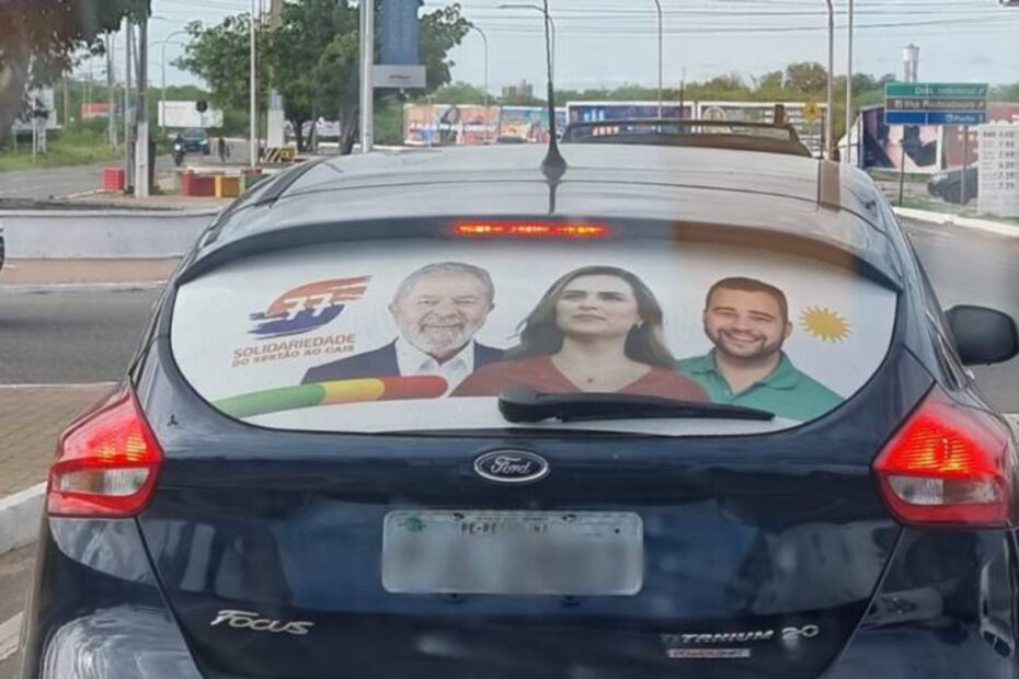 Vidro traseiro com adesivo de candidato.
