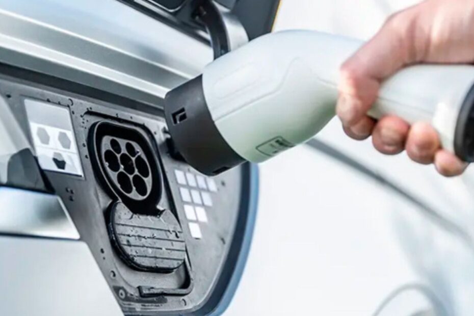 Carro elétrico carregando.