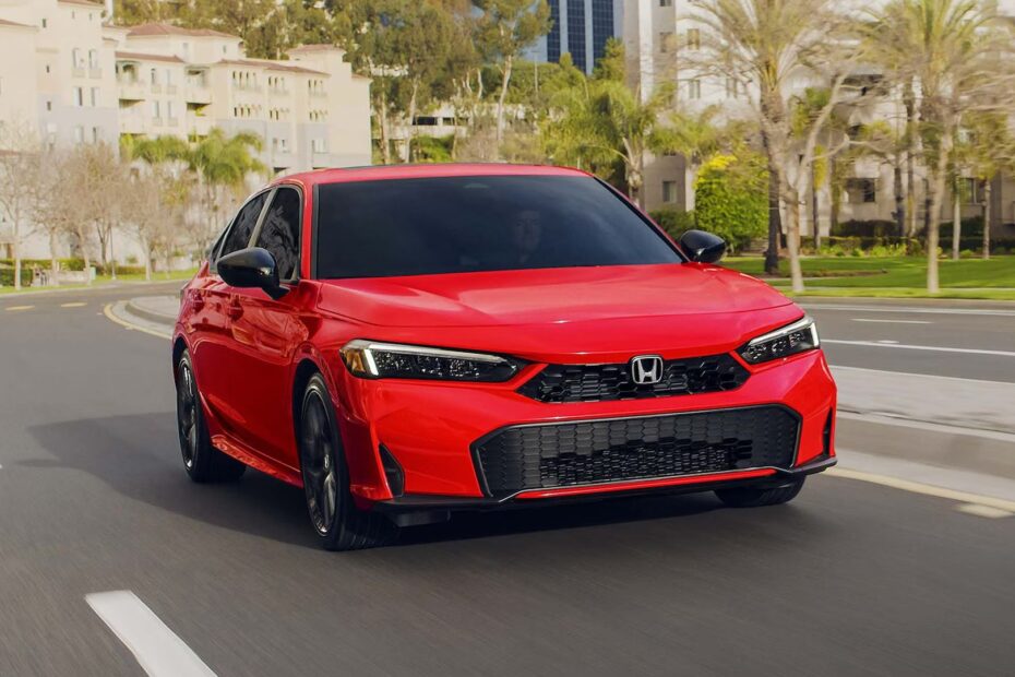 Civic Hybrid 2025 vermelho na cidade.