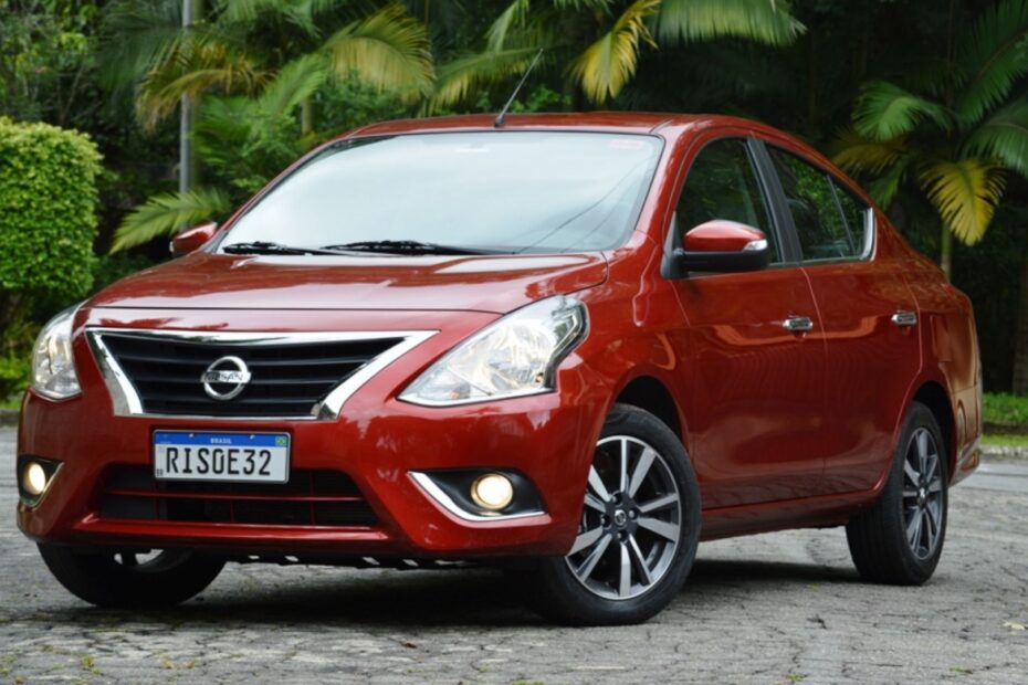 Nissan V-Drive vermelho na diagonal.