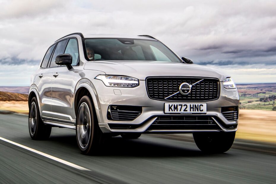 XC90 prata na estrada.