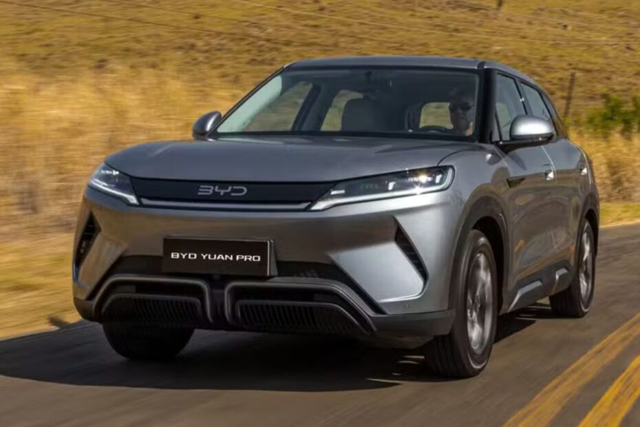 Dianteira do BYD Yuan Pro em movimento na estrada.