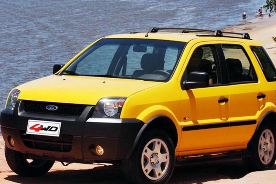 Ecosport amarelo na praia.