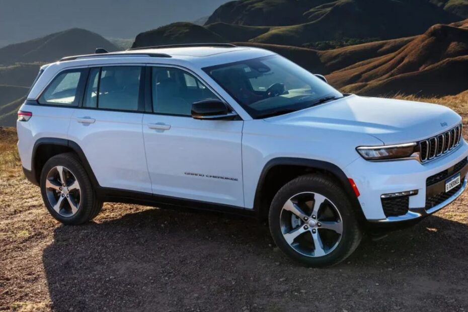 Jeep Grand Cherokee branco em montanha.