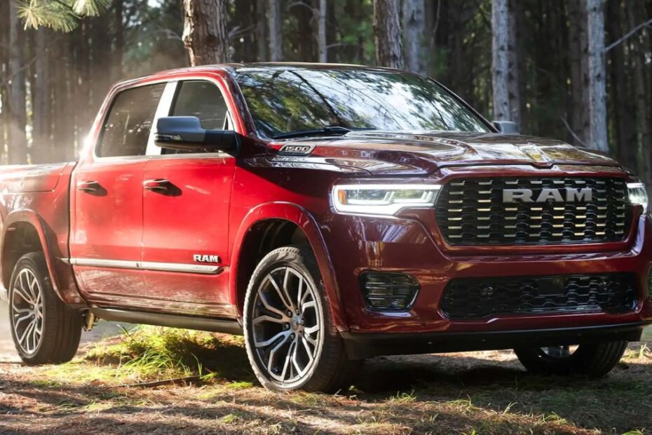 Ram 1500 2025 vermelha na mata.