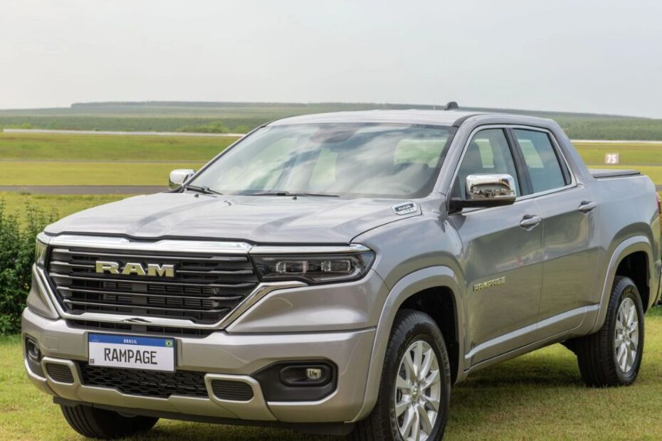 Black Ram prata parada em gramado na diagonal.