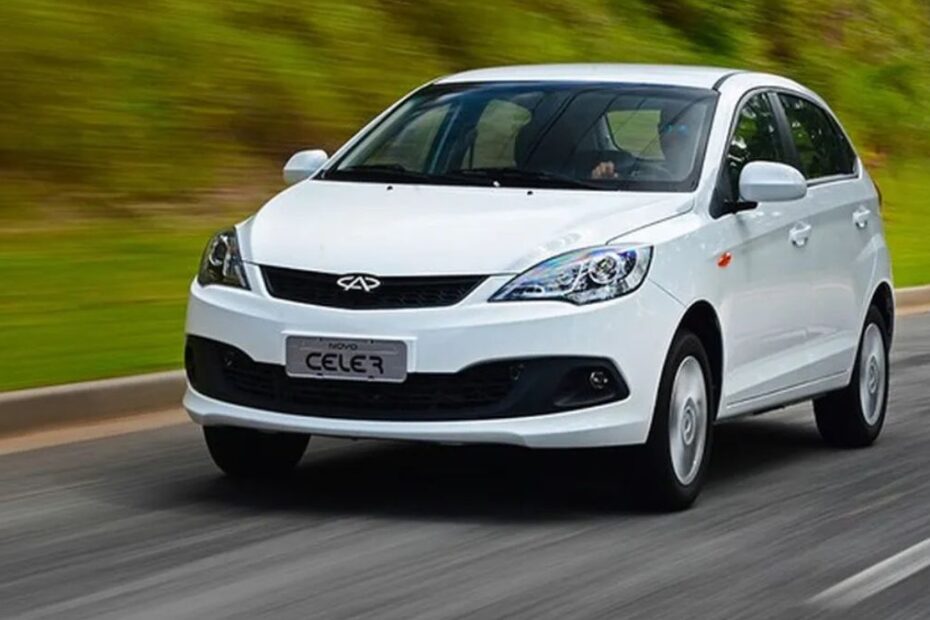 Chery Celer branco em movimento na estrada.