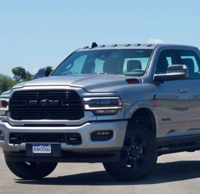 Black Ram na diagonal parado em pista.