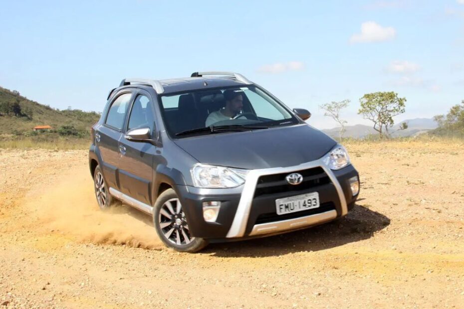 Dianteira do Toyota Etios Cross na areia.