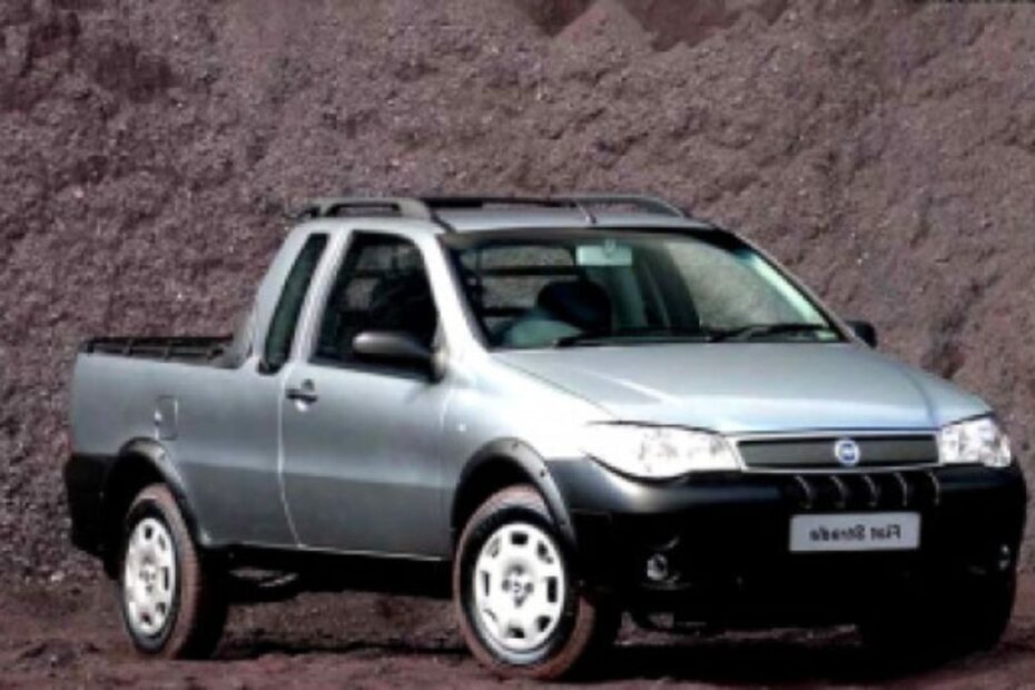 Fiat Strada 2005 parada em montanha.