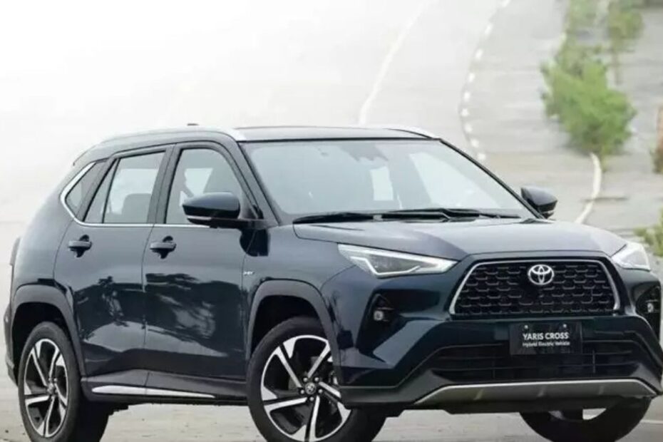 Toyota Yaris Cross na diagonal na estrada.