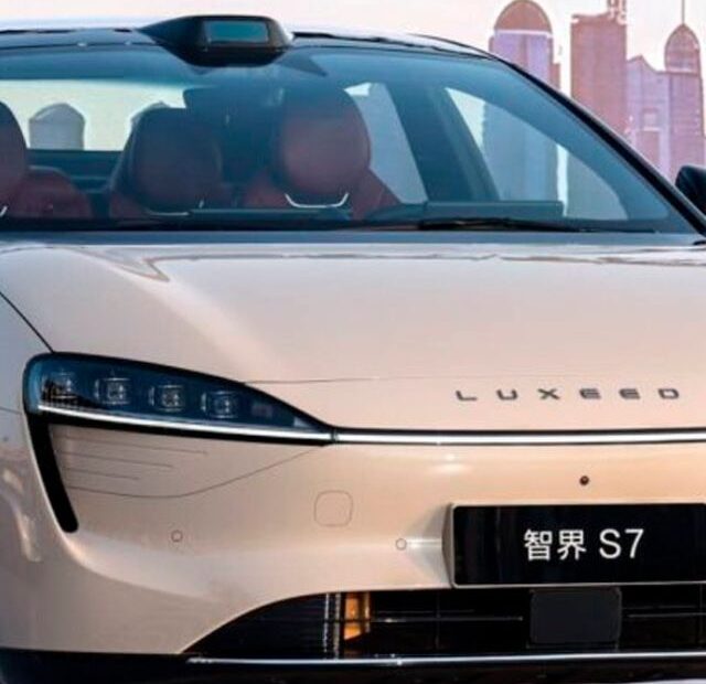 Huawei-luxeed-branco-parado-na-diagonal.