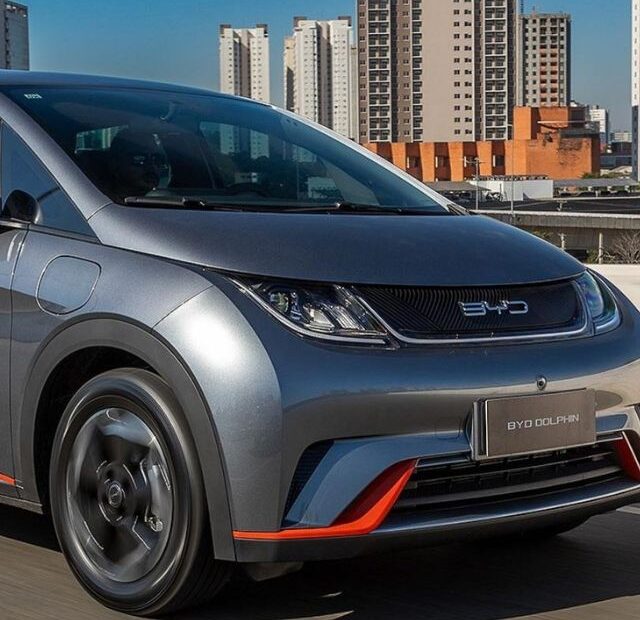 BYD cinza em velocidade